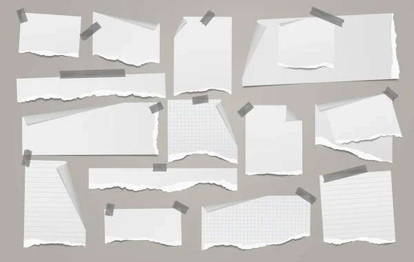 Conjunto de notas blancas rasgadas, tiras de papel para cuadernos y piezas con esquina rizada y sombra suave pegadas con cinta adhesiva sobre fondo gris. Ilustración vectorial — Vector de stock