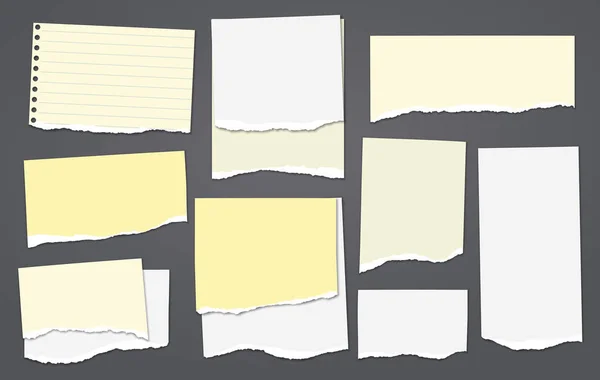 Conjunto de notas blancas y amarillas rasgadas, tiras de papel para cuadernos y piezas pegadas sobre fondo negro. Ilustración vectorial — Vector de stock
