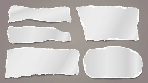 Nota blanca desgarrada, tiras de papel de cuaderno, piezas pegadas sobre fondo marrón. Ilustración vectorial — Vector de stock