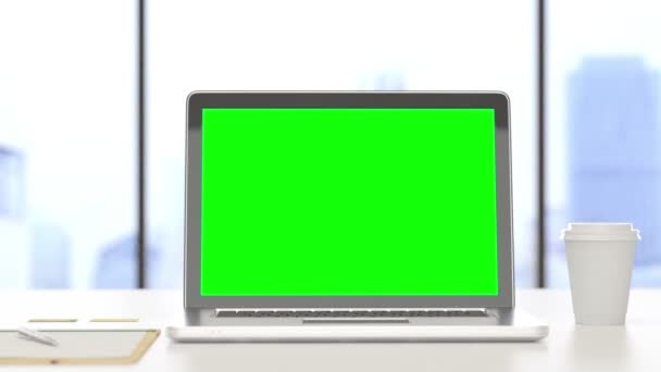 Portátil con pantalla verde de pista en un escritorio — Vídeo de stock