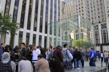 Apple Store Fifth Avenue Manhattan, New York dışında iphone 6 yayın gününde satır.