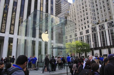 İnsanlar Apple Store Fifth Avenue New York'ta 6 ve 6 yeni yayımlanan iphone satın almak için üzerinde dışında dizilmiş artı