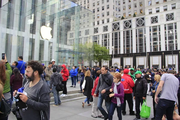 Люди вишикувалися в чергу за межами Apple Store п'ятої авеню в Нью-Йорку придбати недавно випустила iphone 6 і 6 плюс — стокове фото