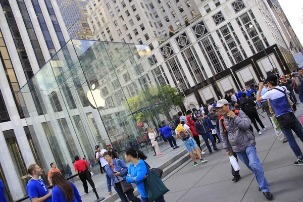 Nueva York City Septiembre Miles Clientes Esperan Fuera Apple Store — Foto de Stock