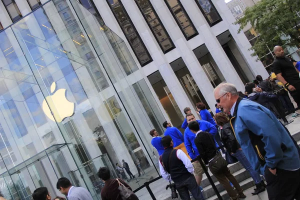 Linha fora da Quinta Avenida Apple Store no iPhone 6 Dia de lançamento — Fotografia de Stock