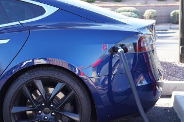 Tesla Model S sedan 6 Ocak 2020 'de Scottsdale, Arizona' da bir Tesla Supercharger 'a bağlandı ve şarj oldu.. 