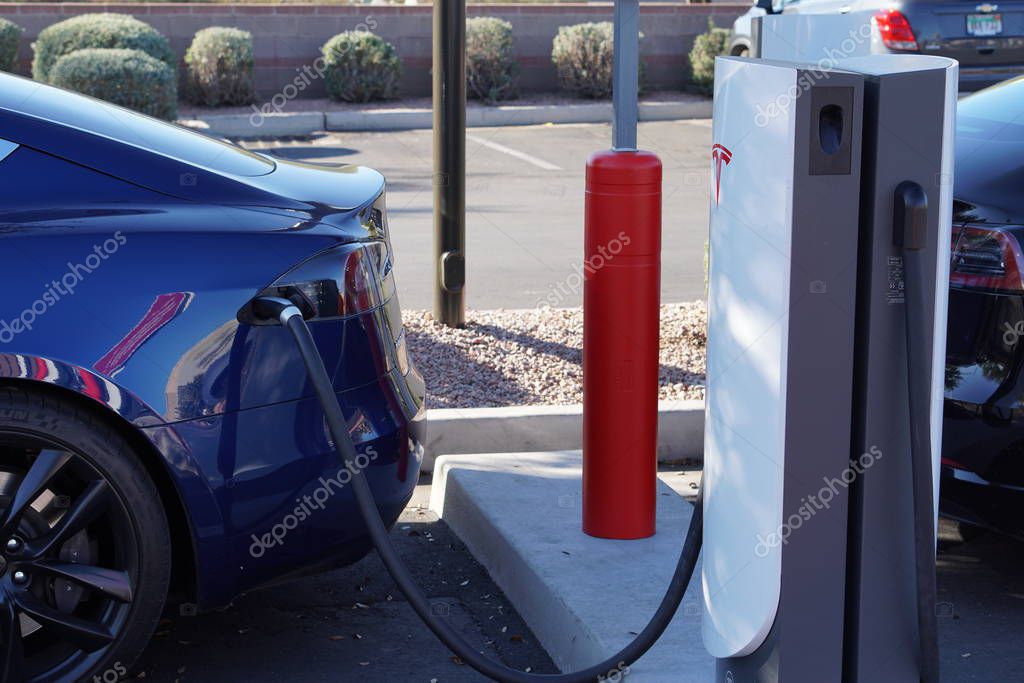 El sedán Tesla Model S se conectó y cargó en un Tesla Supercharger en