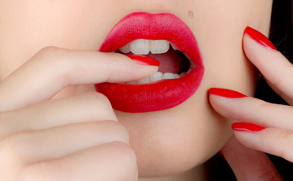 Сексуальные красные губы и маникюр
