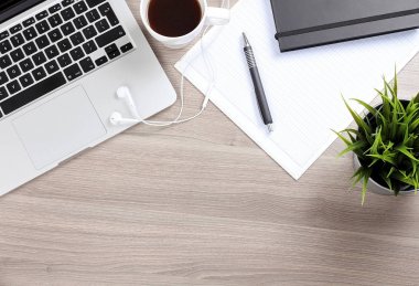 Aksesuarlar ile çalışma masası