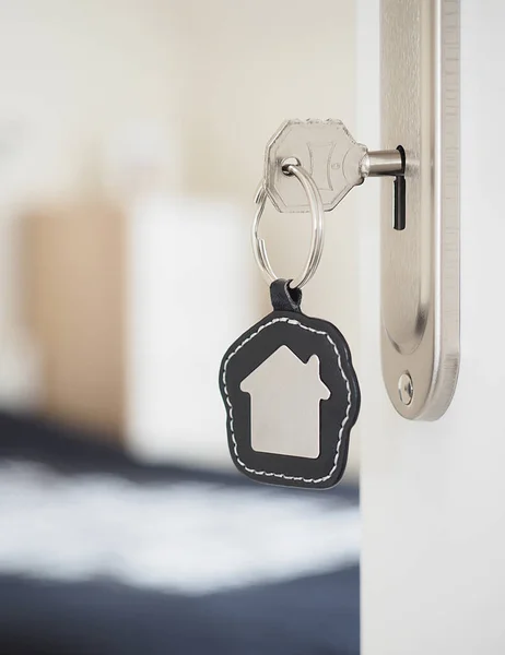 Llave de casa en una cerradura — Foto de Stock