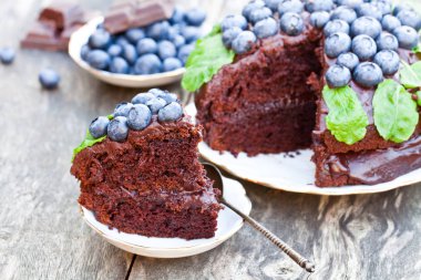 Krem çikolata ve taze yaban mersini ve m ile çikolatalı kek