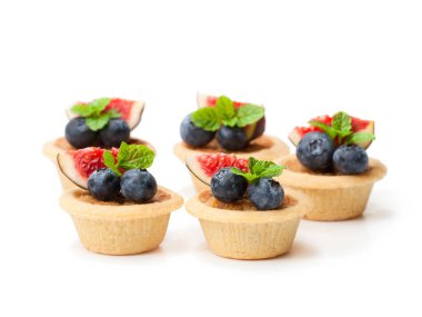 incir dilimleri ve WHI üzerinde izole yaban mersini ile yumurta kremalı tart