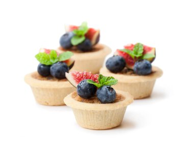incir dilimleri ve WHI üzerinde izole yaban mersini ile yumurta kremalı tart