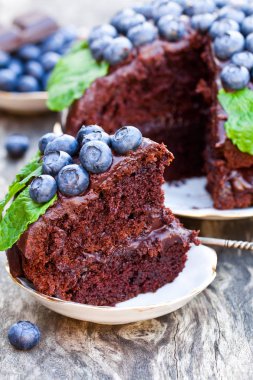 Krem çikolata ve taze yaban mersini ve m ile çikolatalı kek