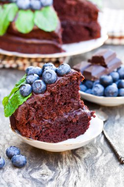 Krem çikolata ve taze yaban mersini ve m ile çikolatalı kek