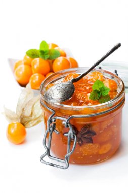 Ev yapımı physalis reçel kavanoz beyaz izole 