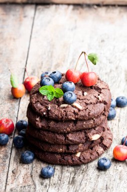 Koyu çikolata kurabiye taze yaban mersini ve vahşi yığını bir