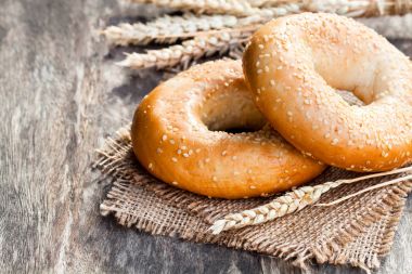 Susamlı simit ve buğday çul peçete üzerinde kulakları 