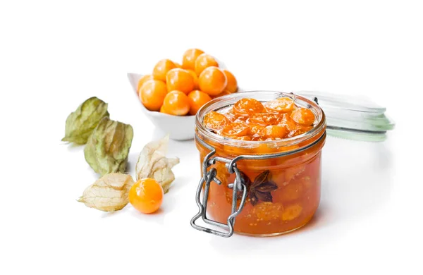 Zelfgemaakte physalis jam in pot geïsoleerd op wit — Stockfoto