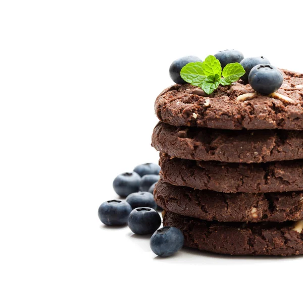 Pila di biscotti al cioccolato fondente con mirtillo fresco isolato o — Foto Stock