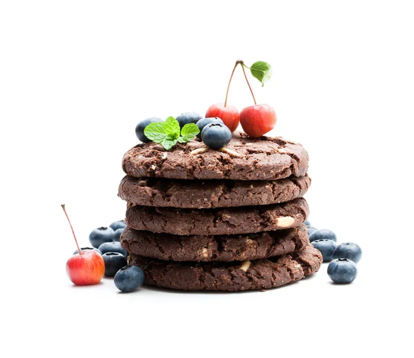 Στοίβα από σκούρα σοκολάτα μπισκότα με φρέσκο μύρτιλο και άγρια ένα — Φωτογραφία Αρχείου