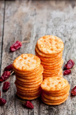 Yuvarlak şekil pirinç kraker ile biber ahşap tablo 
