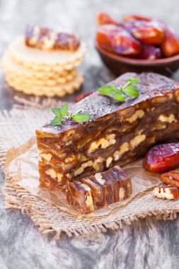 Tarihi ceviz kama ahşap masa üzerinde buğday kraker ile 