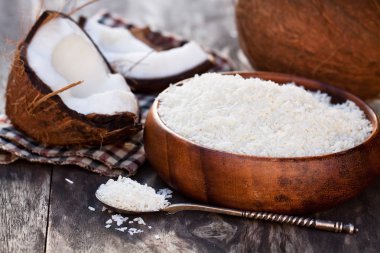 Kırık Hindistan cevizi ve rustik ahşap masa arka plan üzerinde pul 