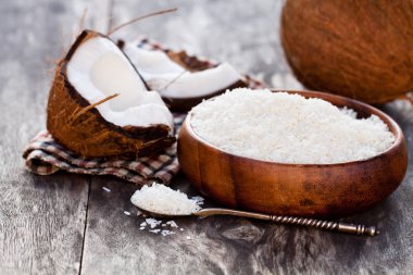 Kırık Hindistan cevizi ve rustik ahşap masa arka plan üzerinde pul 