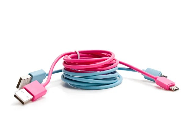 Câbles USB colorés isolés sur blanc — Photo