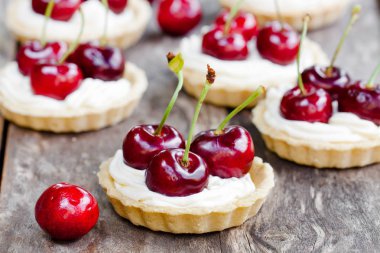 Rustik ahşap zemin üzerine kiraz tartlets 