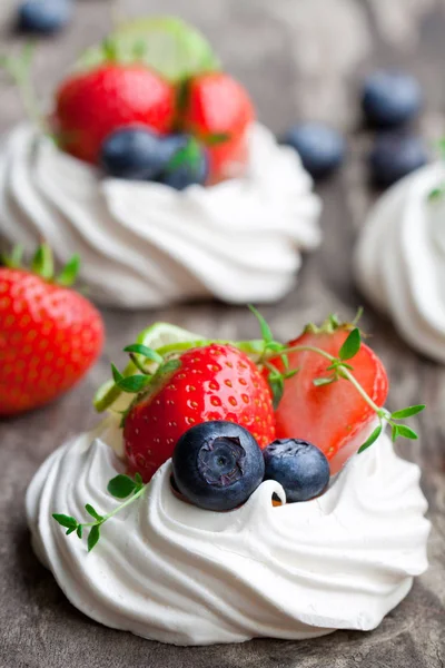 Mini Pavlova beze kek çilek ve kireç rustik üzerinde woo — Stok fotoğraf