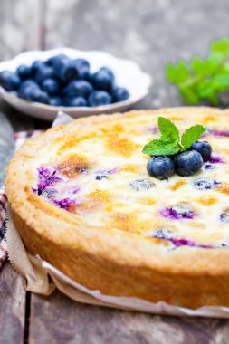 Yaban mersini ve nane ile peynirli kek. Yaz tatlı 