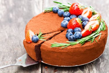 Ahşap arka plan üzerinde çilek ile Çikolatalı cheesecake 