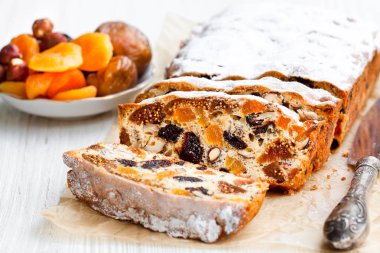 Beyaz ahşap masa üzerinde kurutulmuş meyveler ile ev yapımı kek 