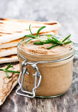 homemadeliver pate bir rustik ahşap üzerinde bir kavanoza rosemary ile ta