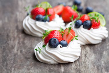 Mini Pavlova beze kek çilek ve kireç rustik üzerinde woo