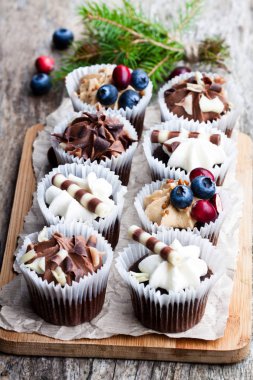 Noel dekorasyon ahşap sekmesinde ile Çikolatalı mini kekler