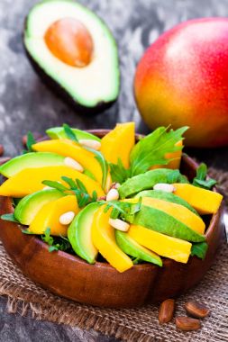 Taze vejetaryen mango ve ahşap pla Avokado salatası
