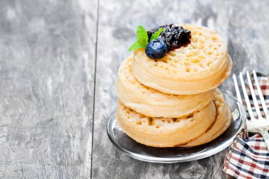 Yaban mersini ve j ile tahta masada sıcak kızarmış ekmek