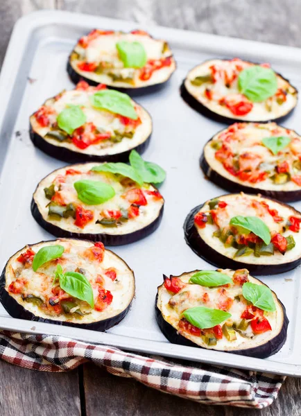 Fırında patlıcan peynir ve domates fırın tepsisindeki ile 