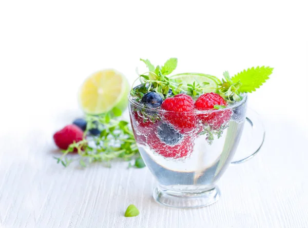 Desintoxicação da água. Bebida caseira de frutas de verão com framboesa e blu — Fotografia de Stock