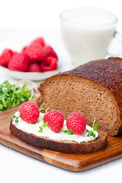 Traditional  black rye bread with raspberries and thyme and soft — Stock Photo, Image