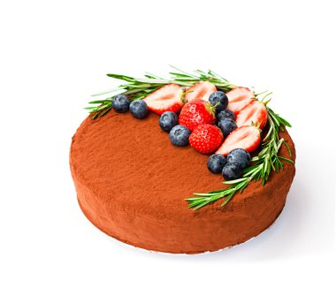 Beyaz arka plan üzerinde çilek ile Çikolatalı cheesecake 