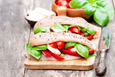 Mozzarella peyniri ve sebze ile çiğ tavuk göğsü dolması 