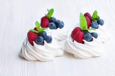 Mini Pavlova beze kek çilek ve Beyaz ahşap nane ile