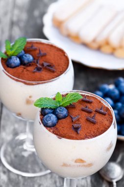 Tiramisu tatlı bir rustik ahşap backgrou üzerinde açık bir gözlük