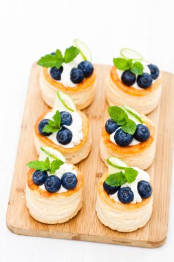 puf böreği krem peynir ve yaban mersini ile l ile doldurulmuş