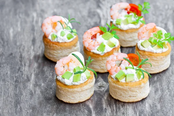 Salted  puff pastry stuffed with cream cheese and prawns — Stock Photo, Image