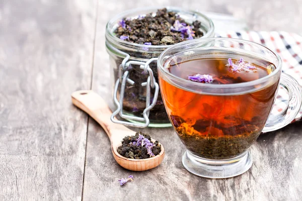 Taza de té con hierba de sauce sobre fondo de madera —  Fotos de Stock